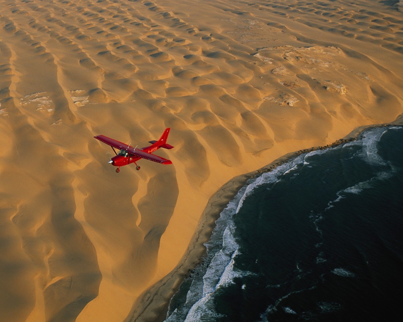 Fondo de pantalla Airplane Above Desert 1280x1024