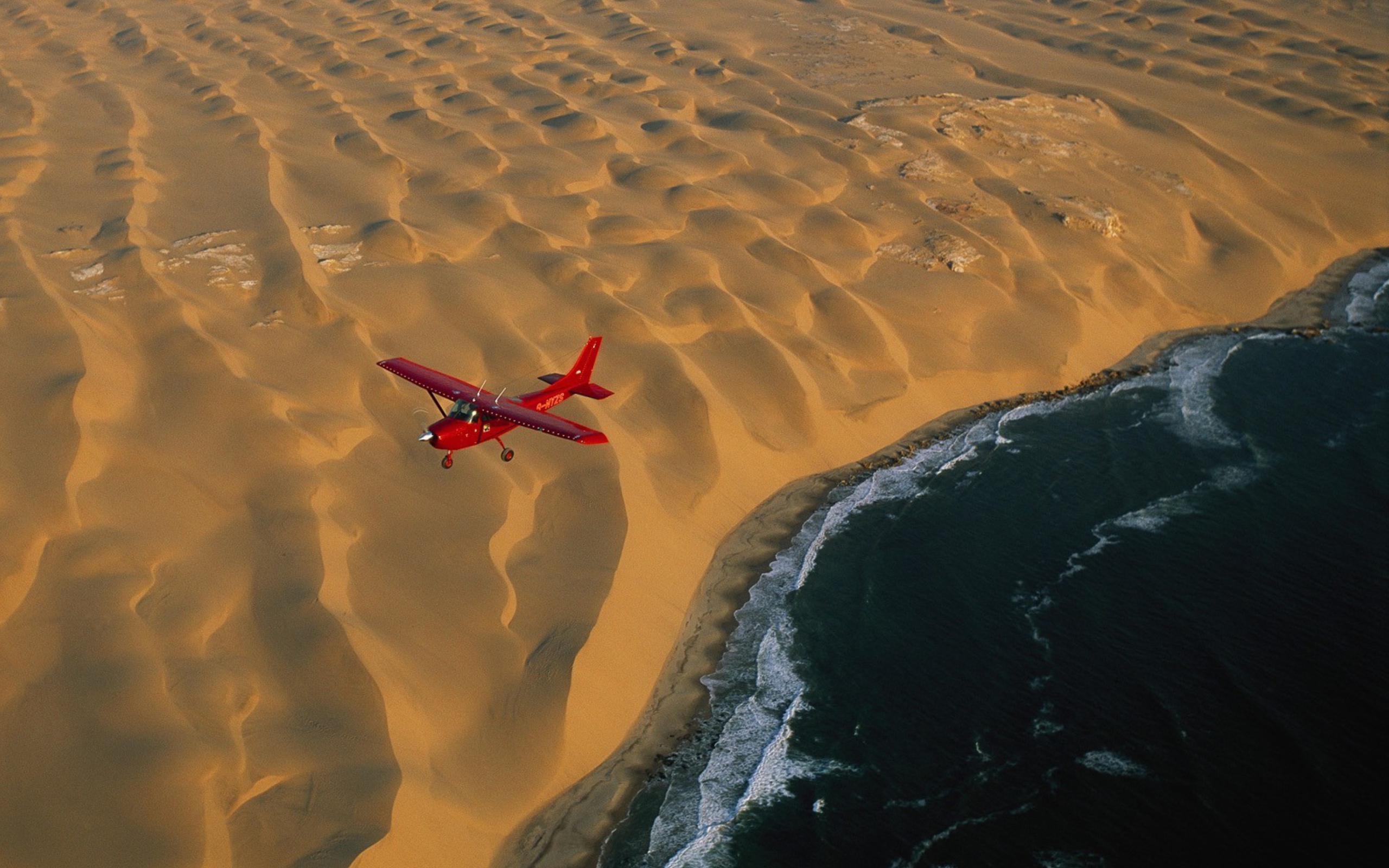 Airplane Above Desert screenshot #1 2560x1600