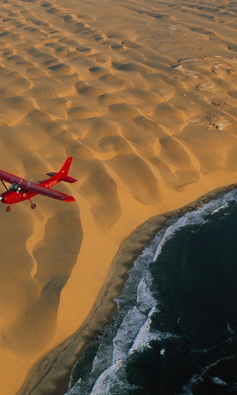 Das Airplane Above Desert Wallpaper 768x1280