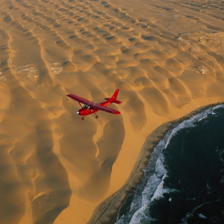 Airplane Above Desert sfondi gratuiti per 1024x1024