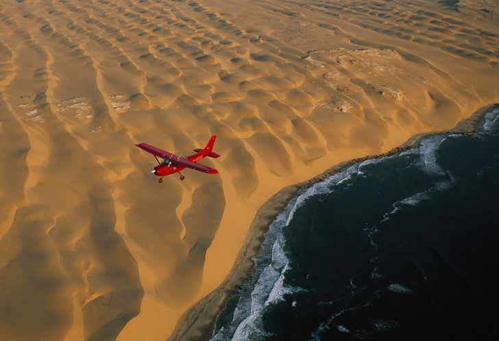 Sfondi Airplane Above Desert