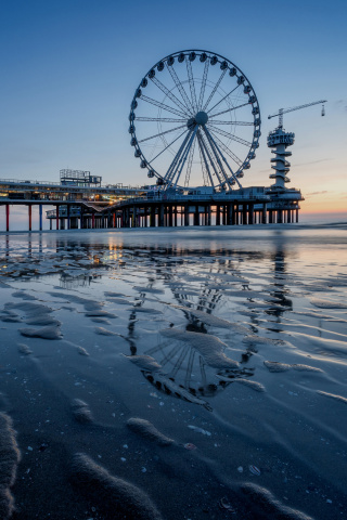 Das Scheveningen Pier in Netherlands Wallpaper 320x480