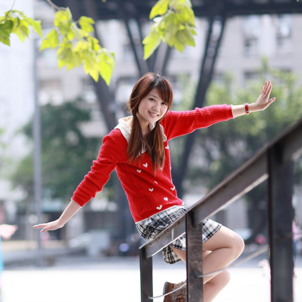Fondo de pantalla Pretty Asian Girl In Red Jumper 1024x1024