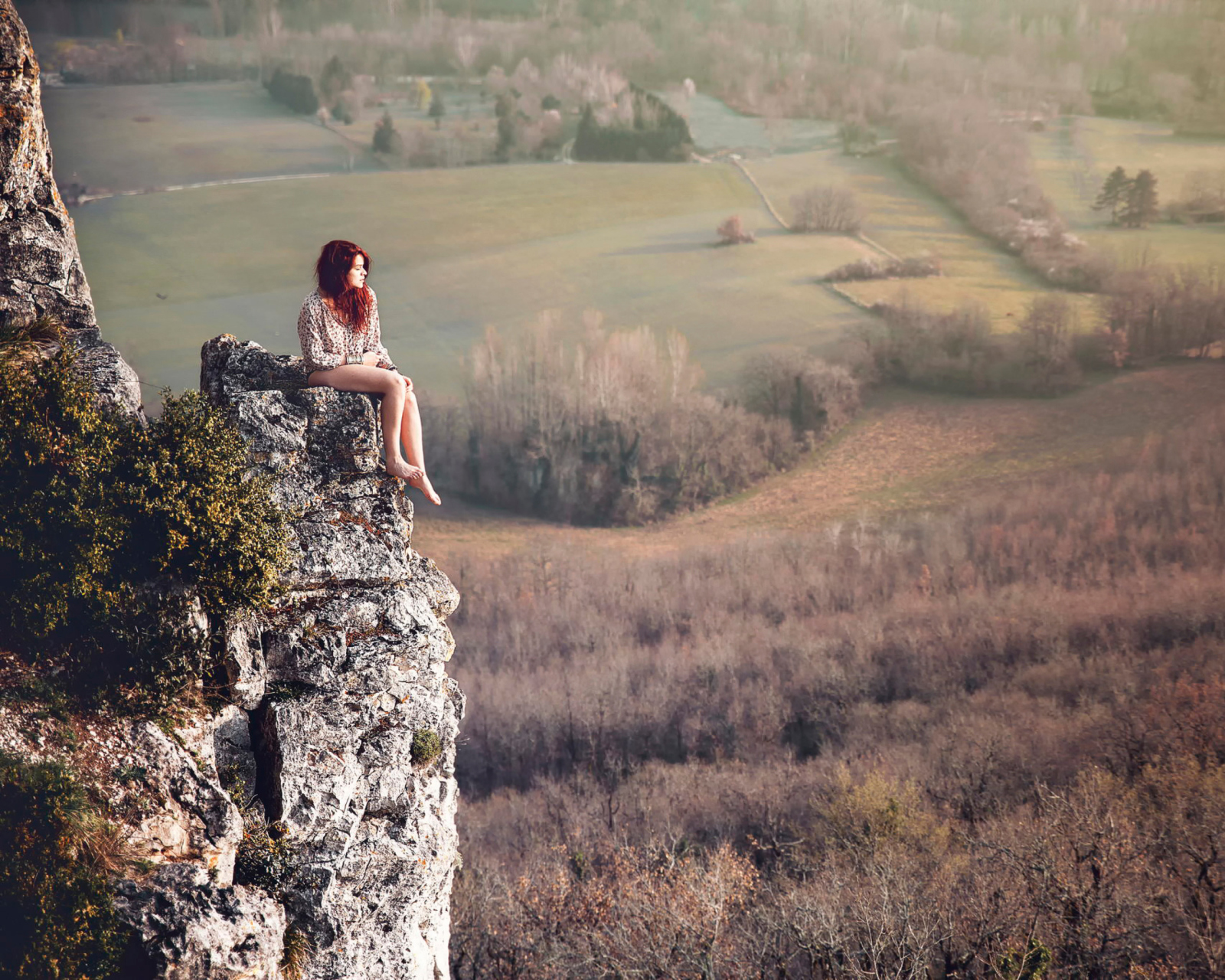 Fondo de pantalla Redhead Girl Sitting On Rock 1600x1280
