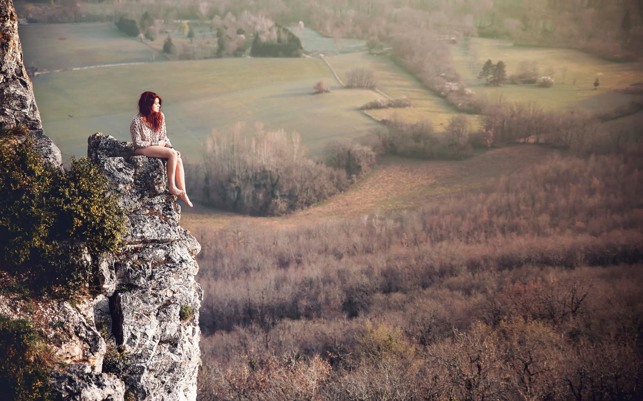 Das Redhead Girl Sitting On Rock Wallpaper 2560x1600