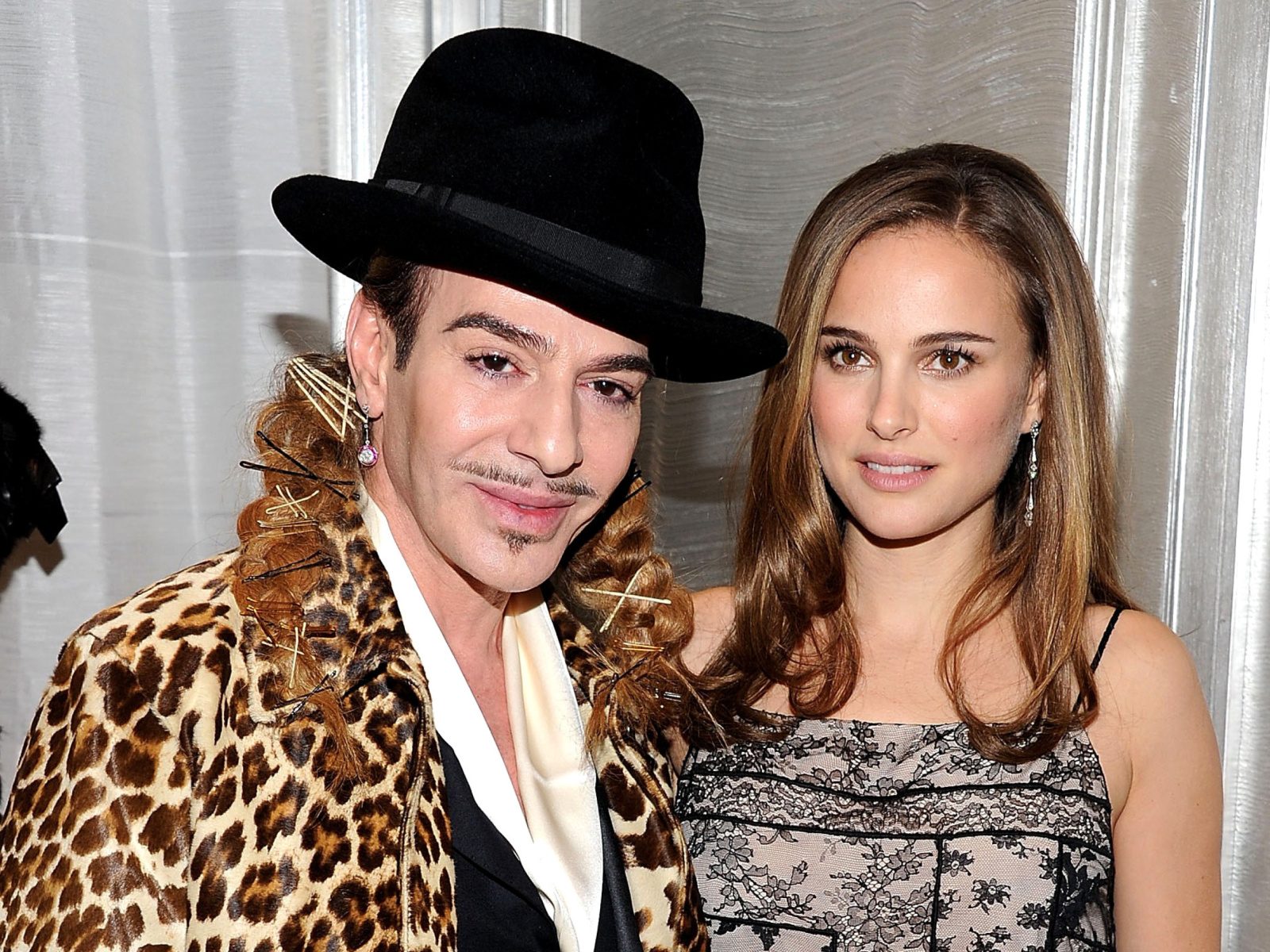 Sfondi Natalie Portman & John Galliano 1600x1200