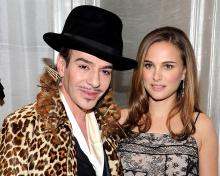 Fondo de pantalla Natalie Portman & John Galliano 220x176