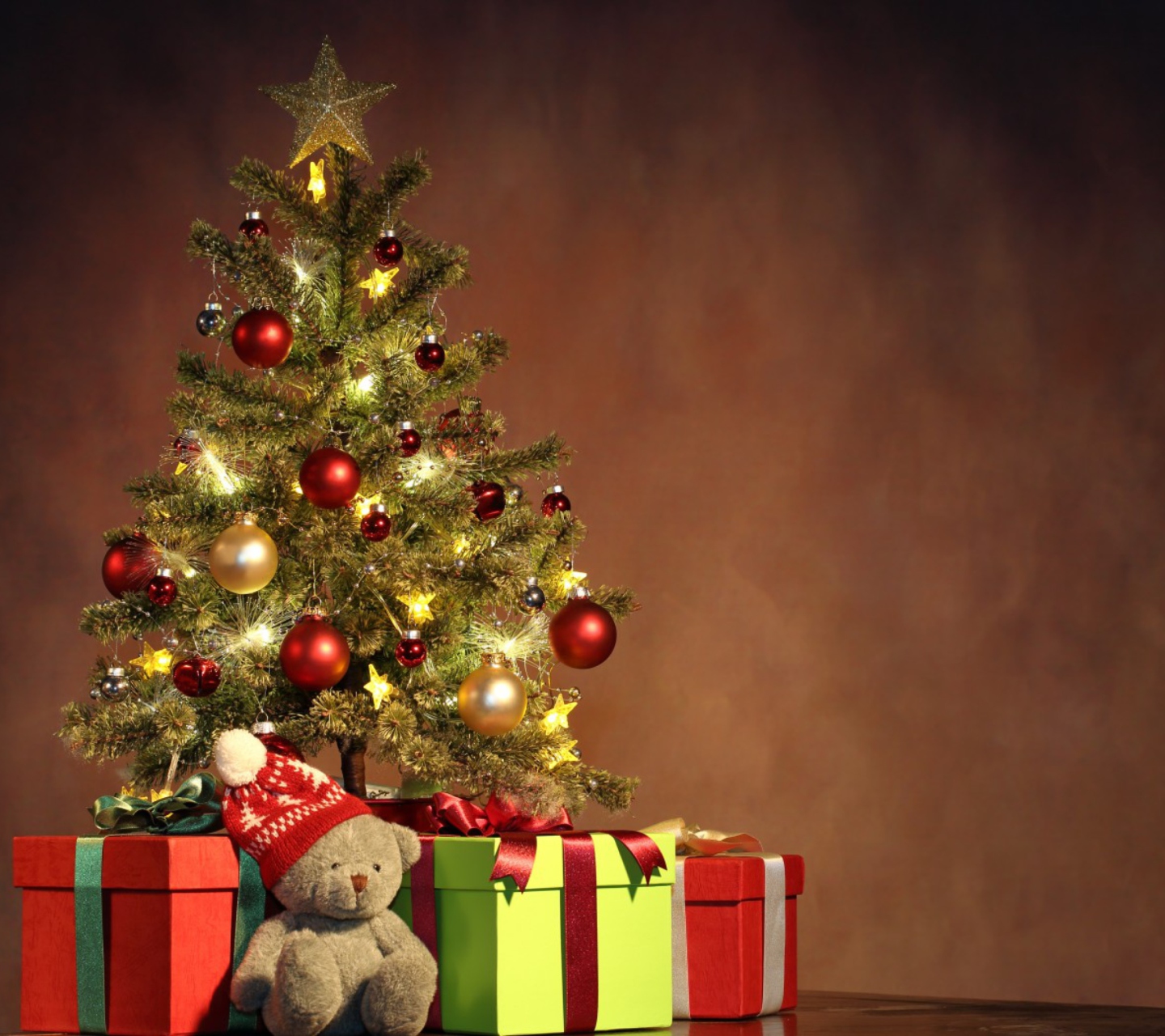 Обои Christmas Presents Under Christmas Tree 1440x1280