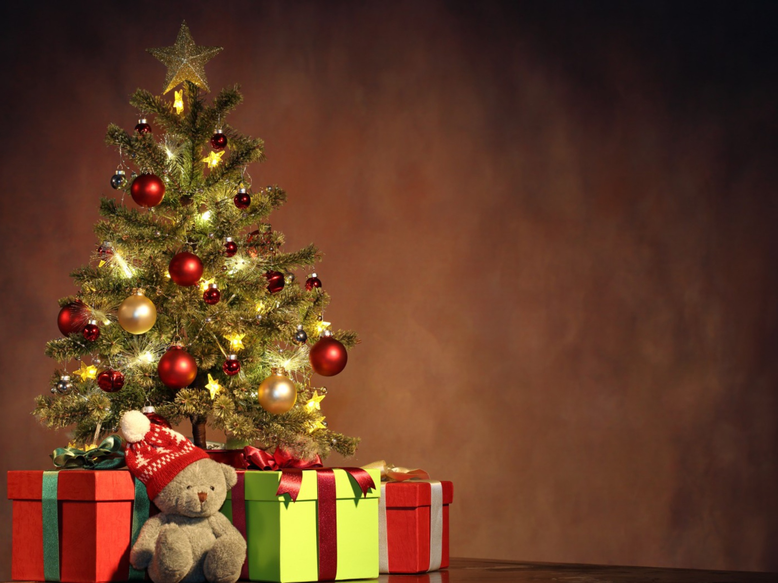 Обои Christmas Presents Under Christmas Tree 1600x1200