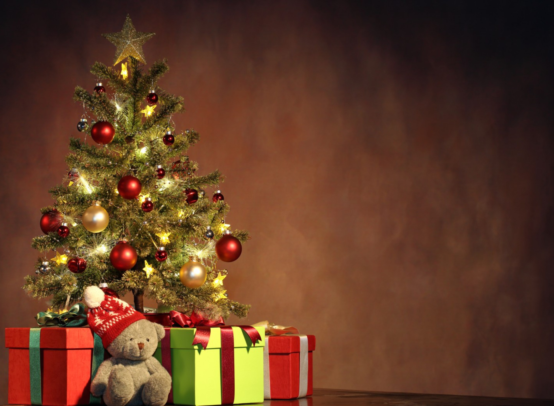 Обои Christmas Presents Under Christmas Tree 1920x1408