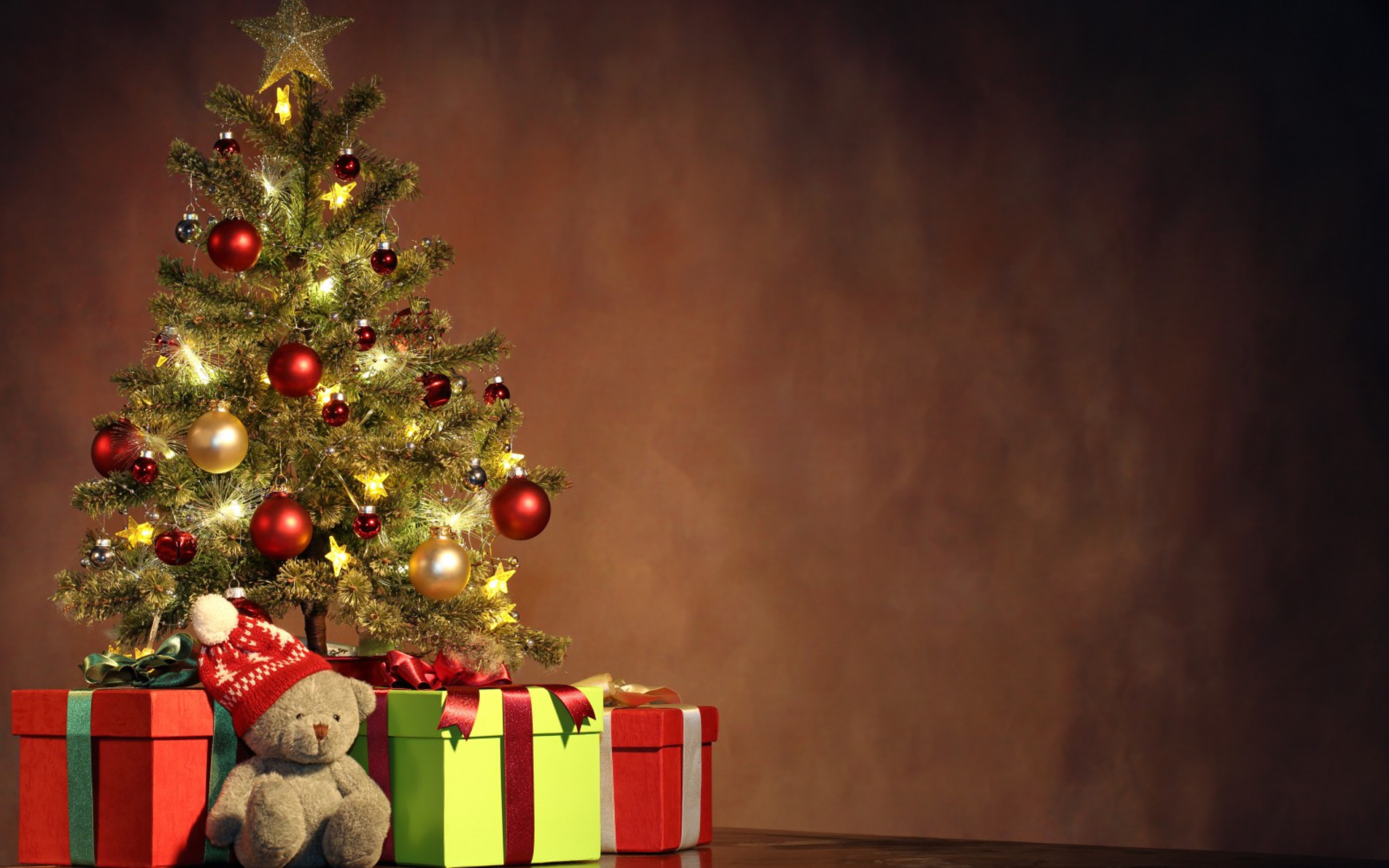 Fondo de pantalla Christmas Presents Under Christmas Tree 2560x1600