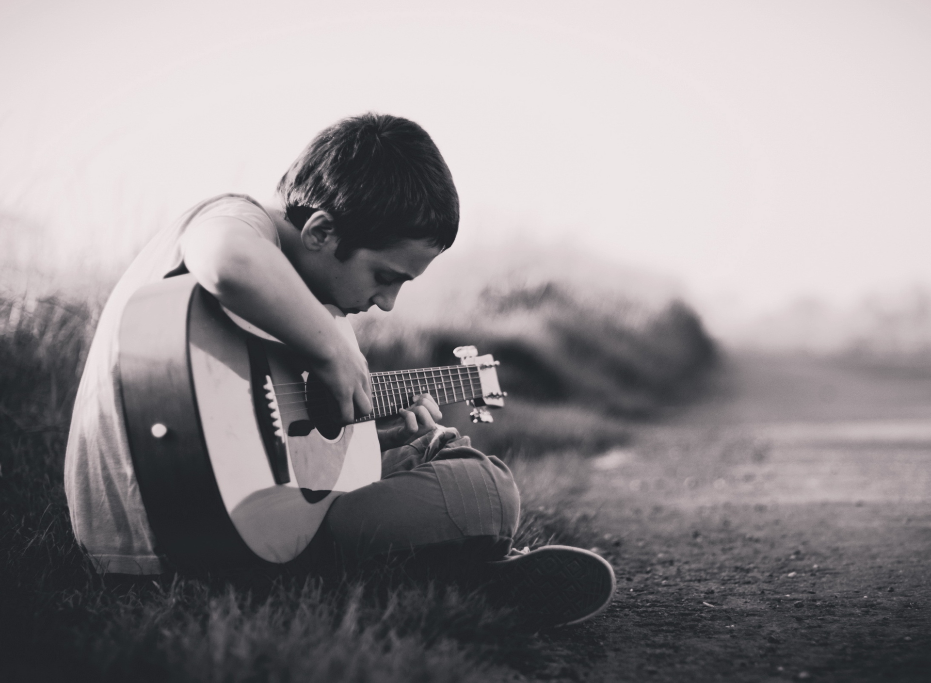 Sfondi Boy With Guitar 1920x1408