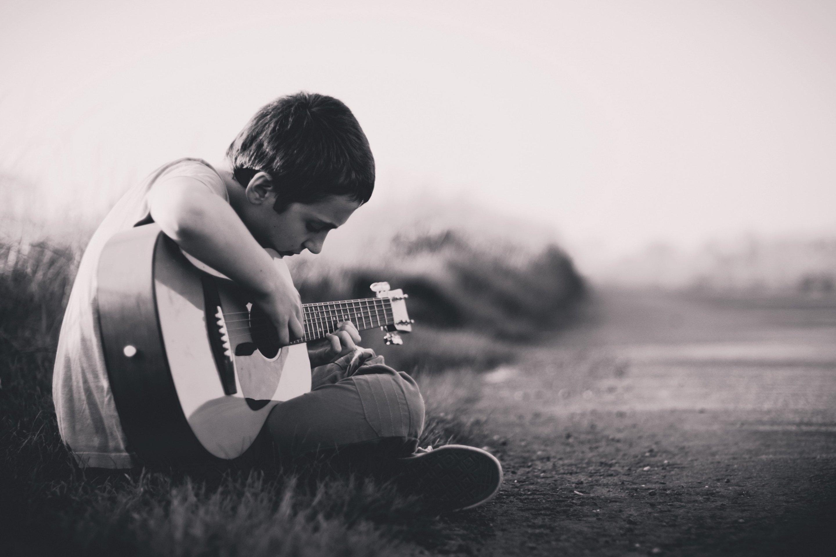 Обои Boy With Guitar 2880x1920