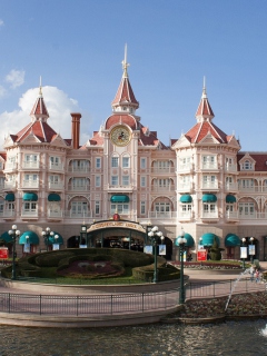 Sfondi Disneyland Paris Castle Hotel 240x320