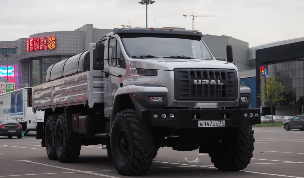 Das Ural Next Flatbed Truck Wallpaper 1024x600