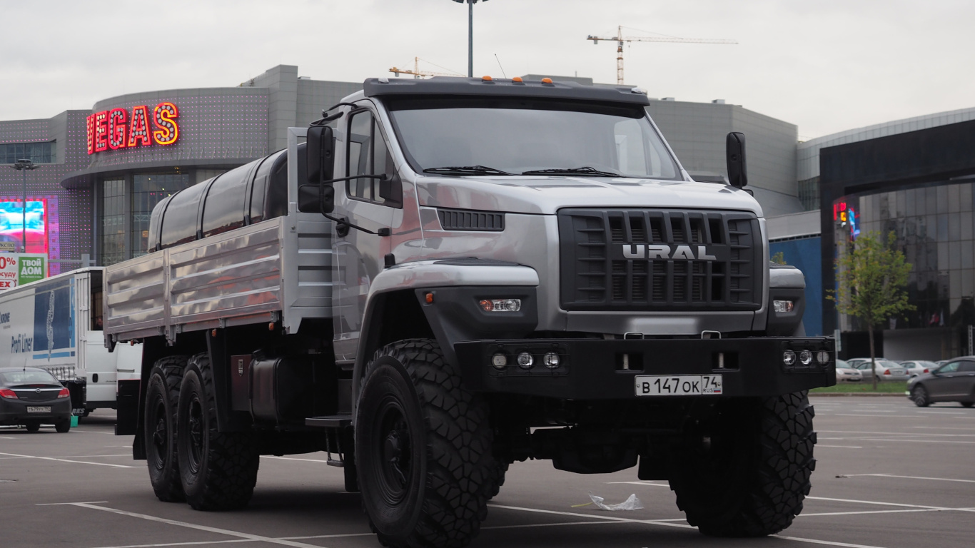 Das Ural Next Flatbed Truck Wallpaper 1366x768
