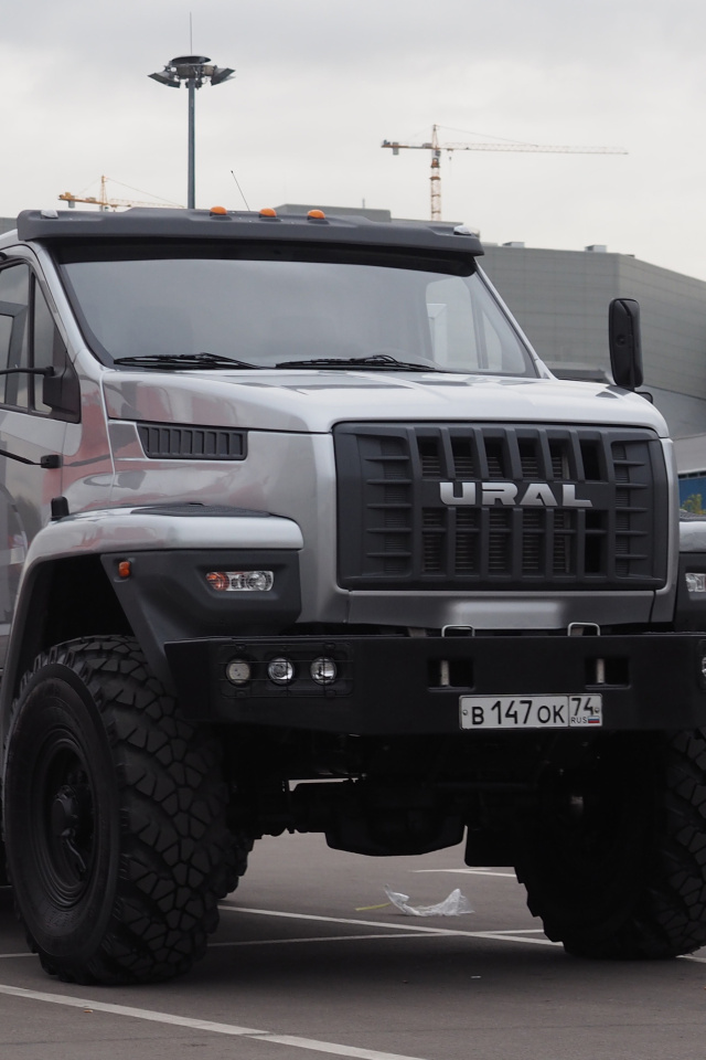 Das Ural Next Flatbed Truck Wallpaper 640x960