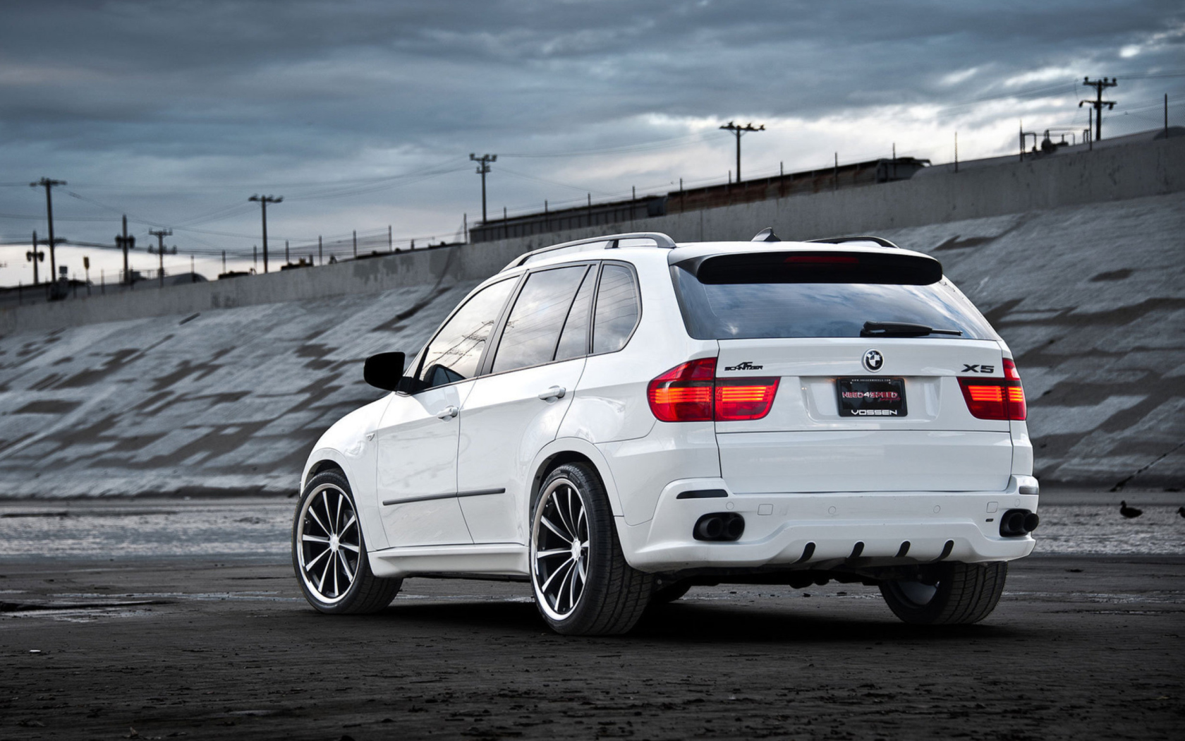 Das White BMW X5 Wallpaper 1680x1050
