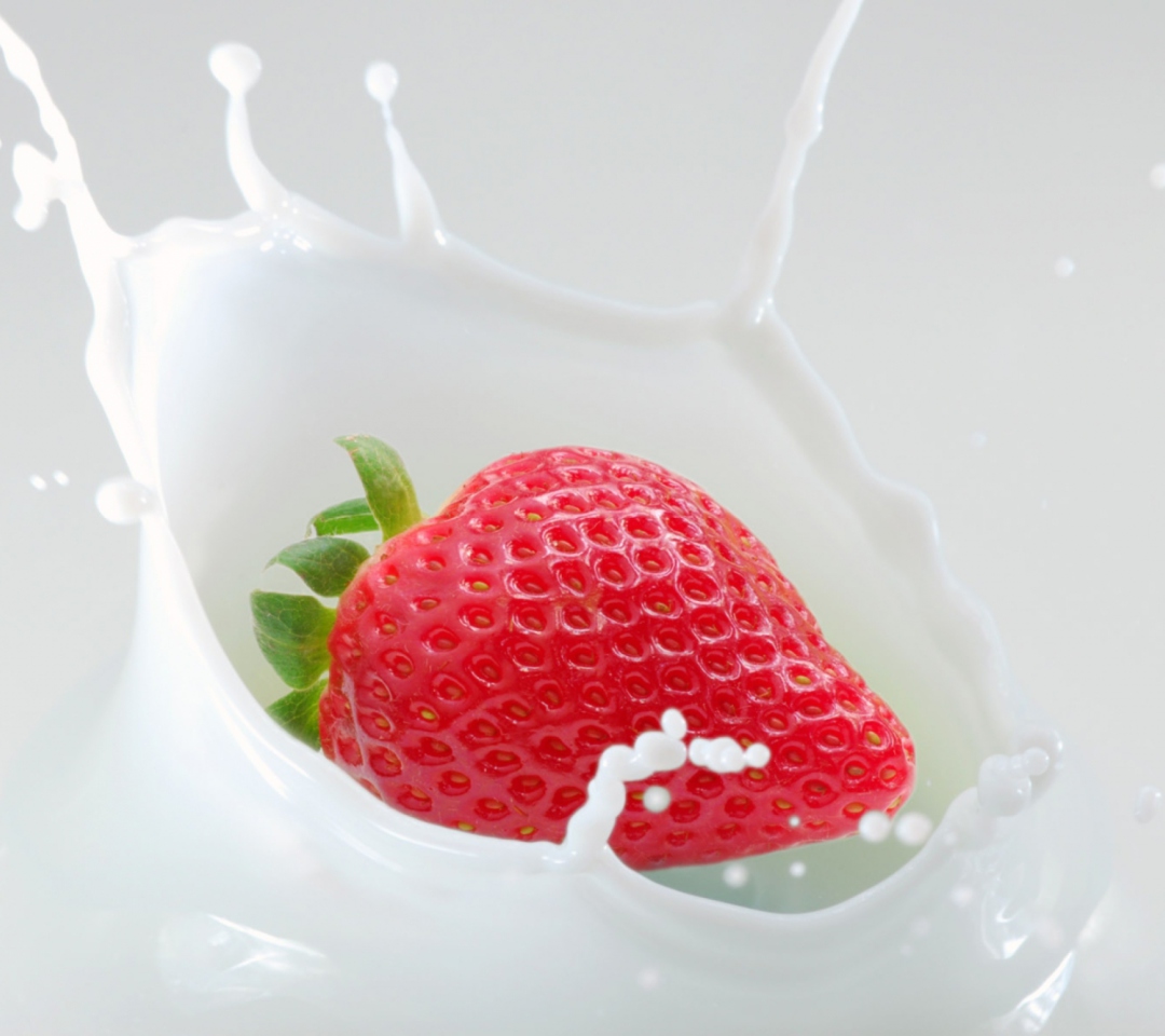 Обои Strawberrie In Milk 1080x960