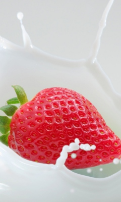 Strawberrie In Milk wallpaper 240x400