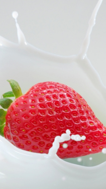 Обои Strawberrie In Milk 360x640