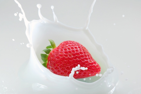 Обои Strawberrie In Milk 480x320