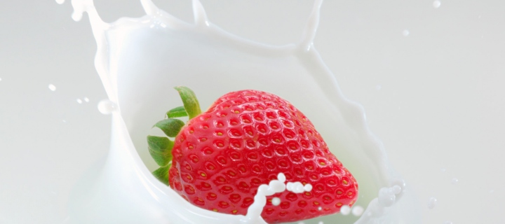 Das Strawberrie In Milk Wallpaper 720x320