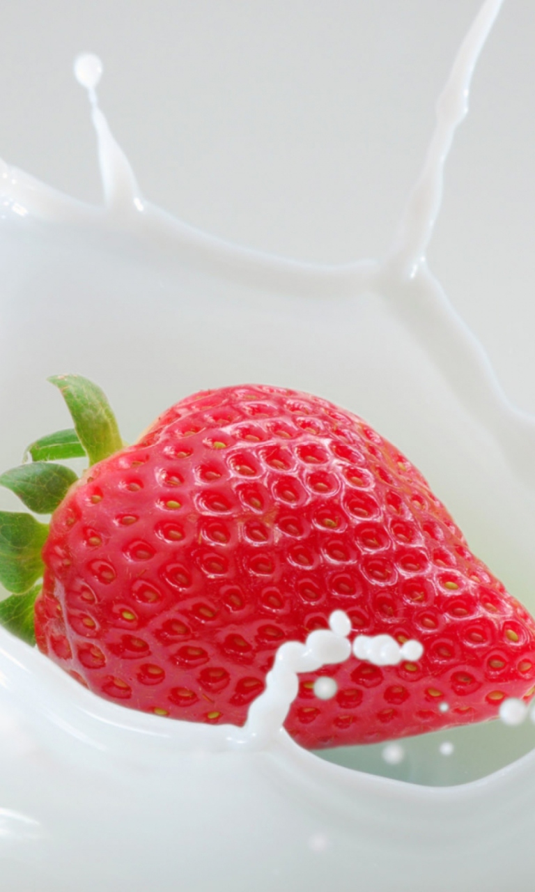 Das Strawberrie In Milk Wallpaper 768x1280
