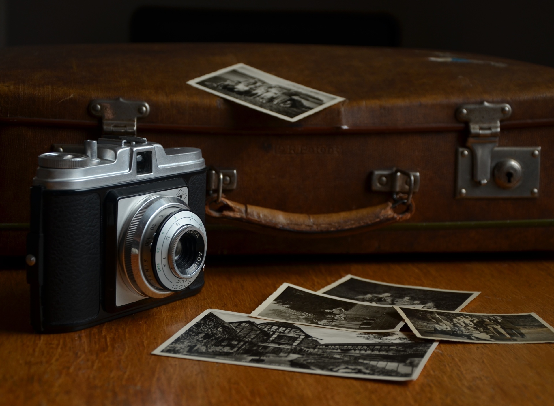 Das Retro Camera and Photos Wallpaper 1920x1408