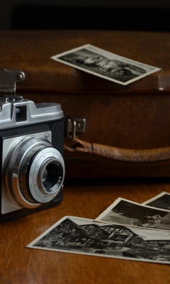 Das Retro Camera and Photos Wallpaper 240x400