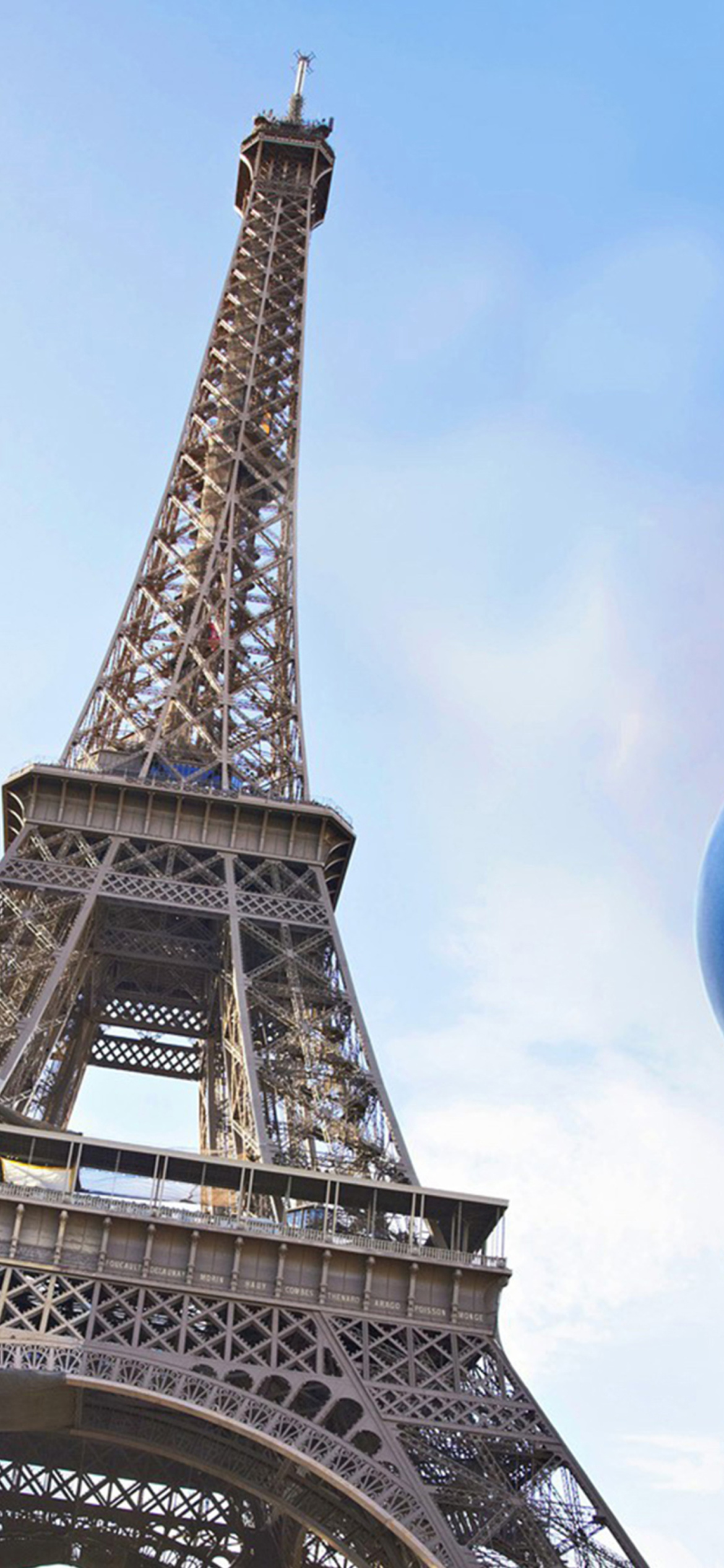 Fondo de pantalla Eiffel Tower on Bastille Day 1170x2532