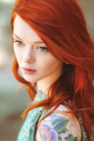 Das Beautiful Girl With Red Hair Wallpaper 320x480