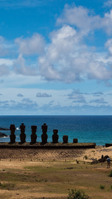 Обои Easter Island Statues 360x640