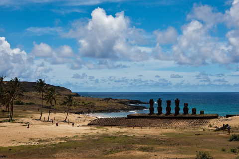 Das Easter Island Statues Wallpaper 480x320