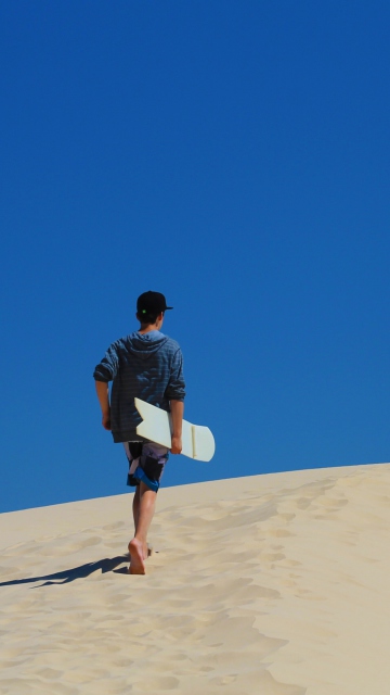 Fondo de pantalla Walk Up The Dunes 360x640