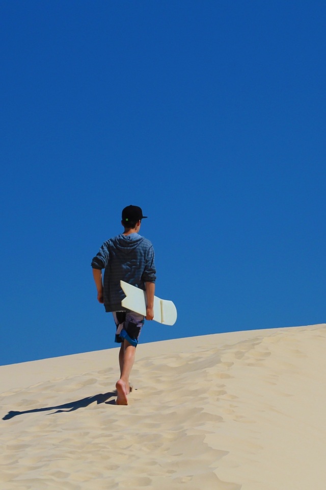 Walk Up The Dunes screenshot #1 640x960