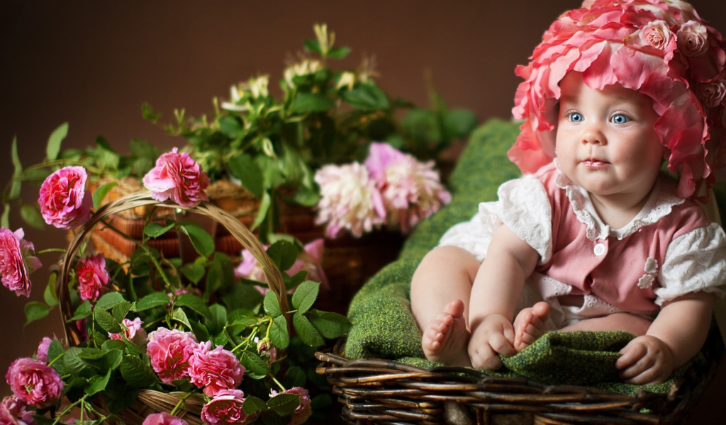 Screenshot №1 pro téma Cute Baby With Blue Eyes And Roses 1024x600