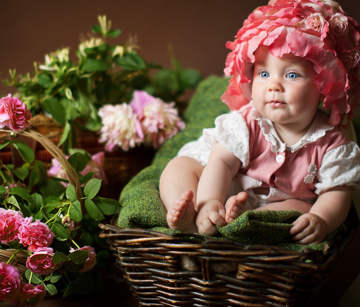 Cute Baby With Blue Eyes And Roses wallpaper 1200x1024