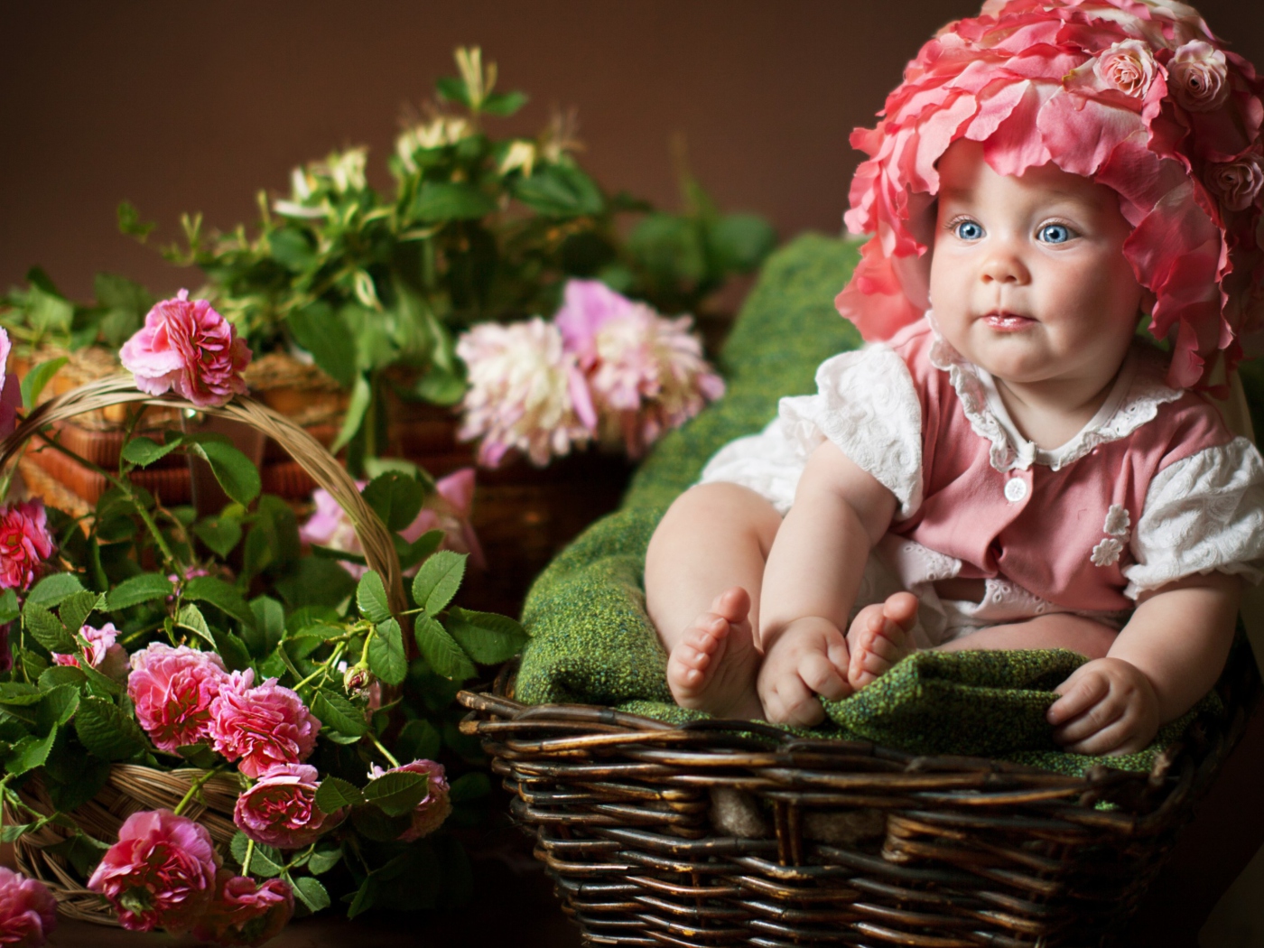 Das Cute Baby With Blue Eyes And Roses Wallpaper 1400x1050