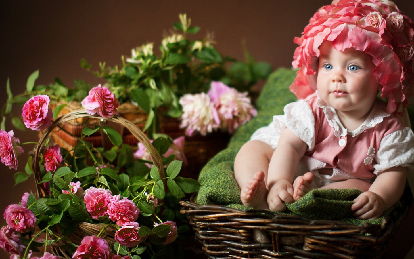 Обои Cute Baby With Blue Eyes And Roses 1440x900