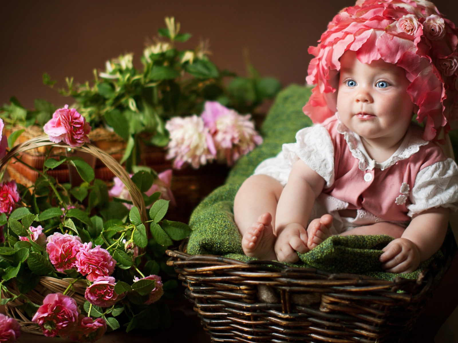 Fondo de pantalla Cute Baby With Blue Eyes And Roses 1600x1200