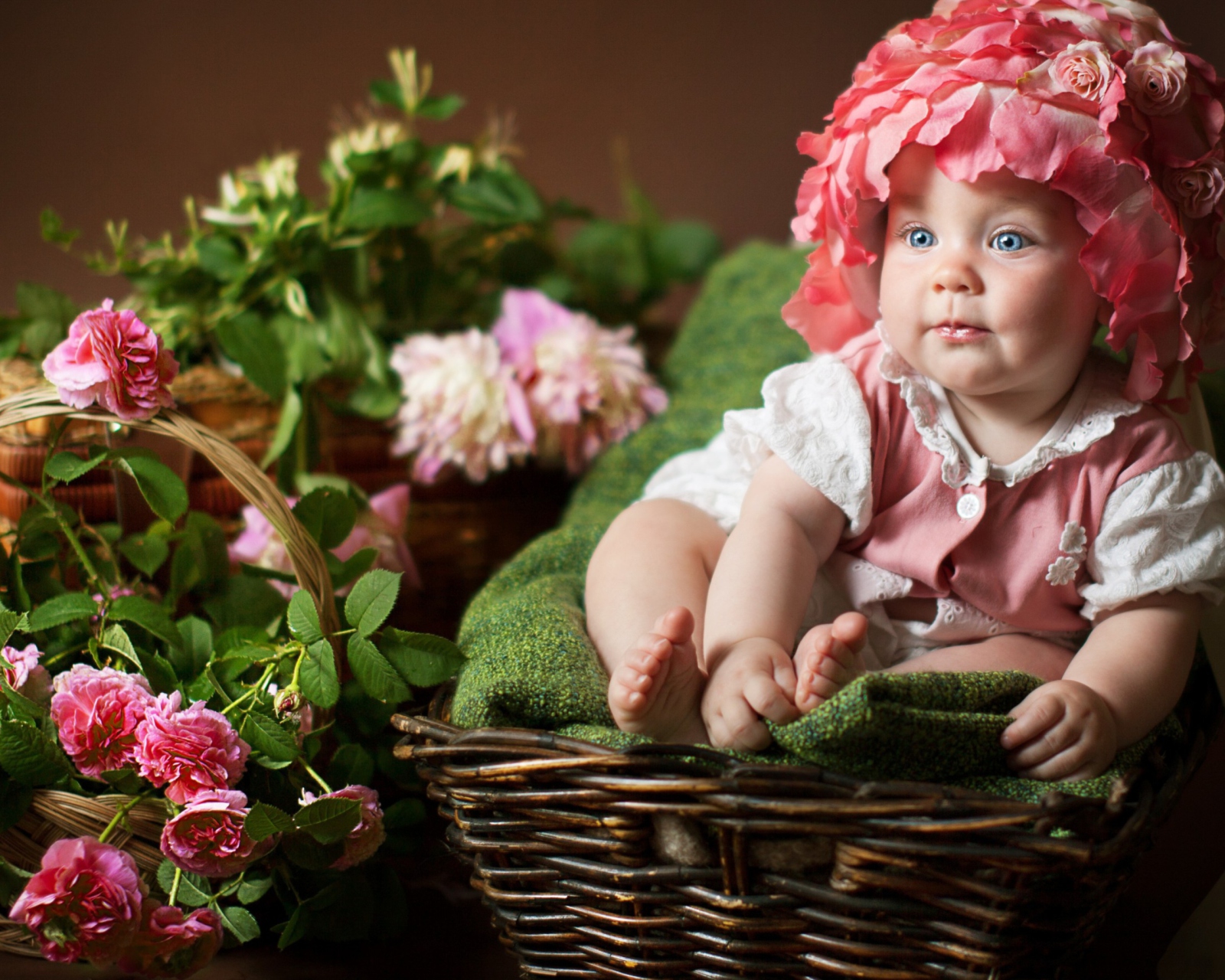 Cute Baby With Blue Eyes And Roses screenshot #1 1600x1280