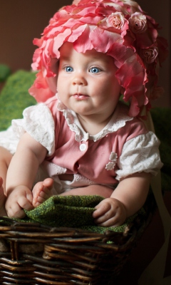 Das Cute Baby With Blue Eyes And Roses Wallpaper 240x400