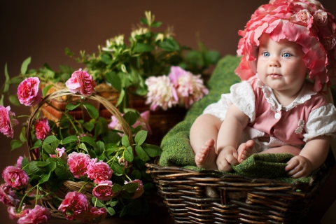 Обои Cute Baby With Blue Eyes And Roses 480x320