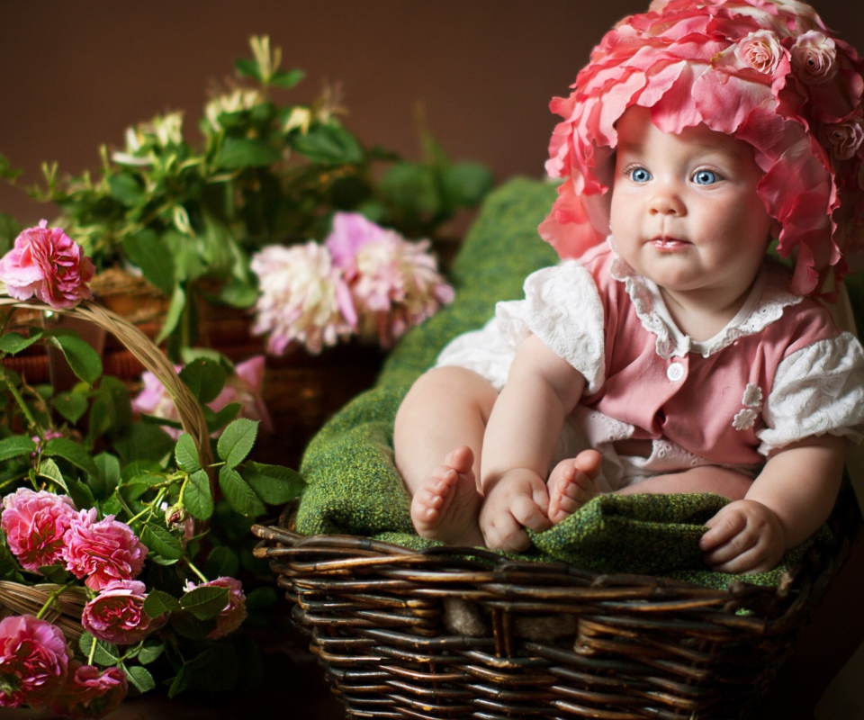 Cute Baby With Blue Eyes And Roses wallpaper 960x800