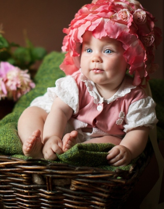 Cute Baby With Blue Eyes And Roses - Obrázkek zdarma pro Nokia C-5 5MP