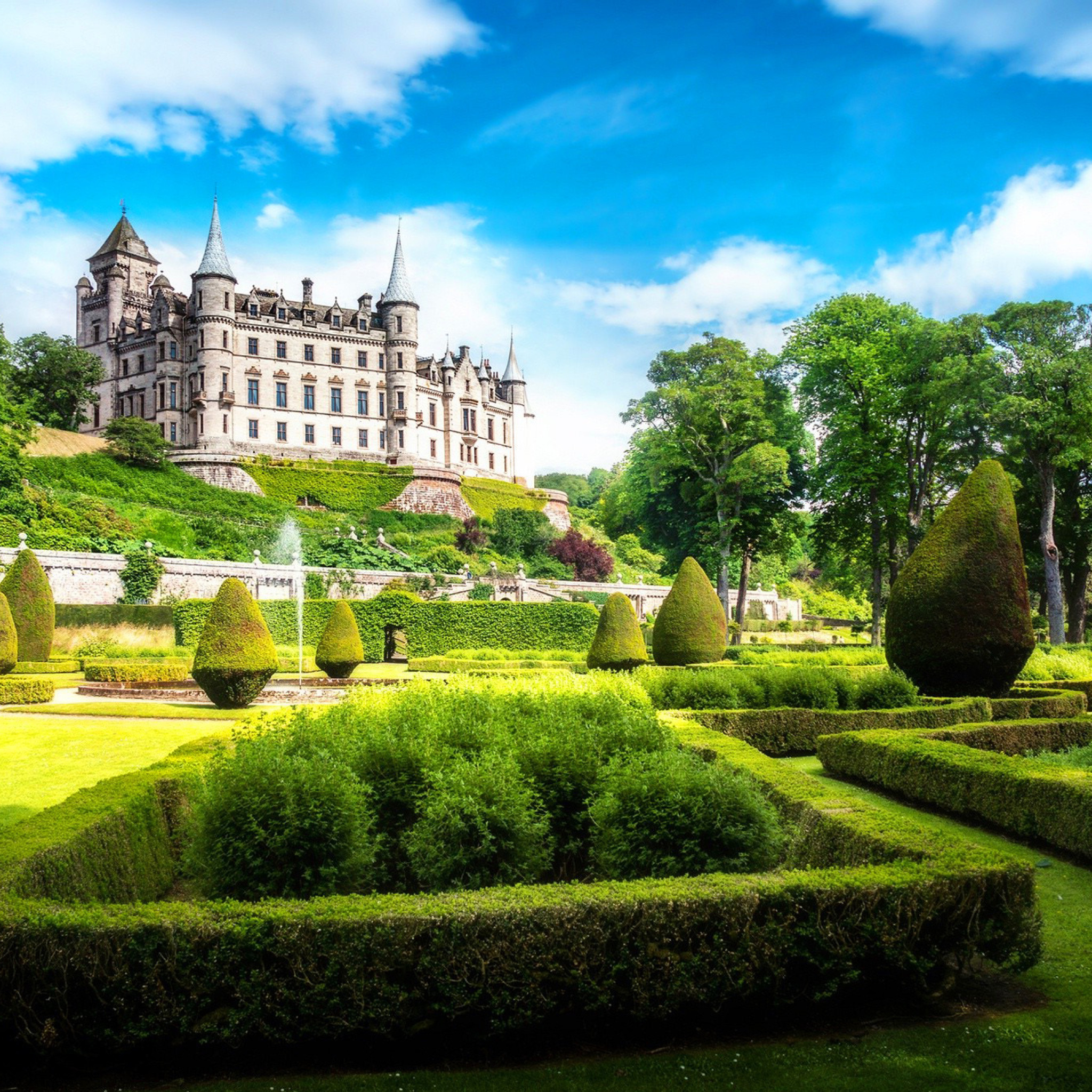 Dunrobin Castle in Scotland wallpaper 2048x2048