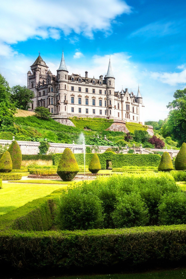 Обои Dunrobin Castle in Scotland 640x960