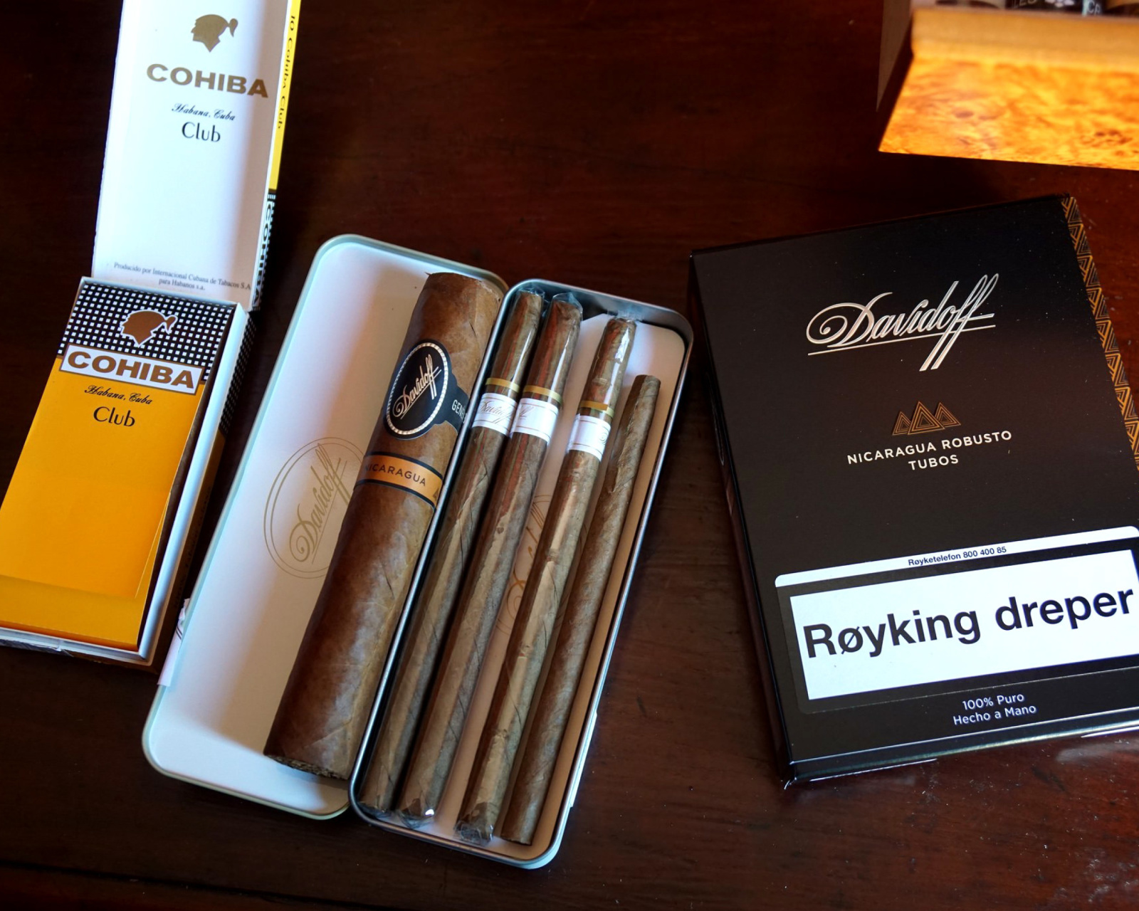 Обои Davidoff and Cohiba Cigars 1600x1280