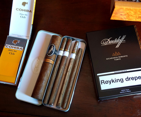Обои Davidoff and Cohiba Cigars 480x400